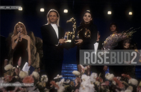 Sanremo Music Festival 1990. Festival TV presenter Gabriella Carlucci and Amedeo Minghi with Mietta, winners of the Festival for the song Vattene Amore / Festival di Sanremo 1990. La presentatrice del Festival Gabriella Carlucci e Amedeo Minghi con Mietta, vincitori del Festival con la canzone Vattene amore - ©Marcello Mencarini/Rosebud2