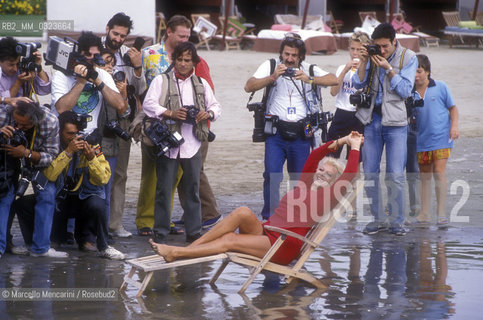 Venice Lido, Venice Film Festival 1990. Italian actress Sandra Milo surrounded by photographers on the seashore / Lido di Venezia, Mostra del Cinema di Venezia 1990. Lattrice Sandra Milo circondata dai fotografi in spiaggia - ©Marcello Mencarini/Rosebud2