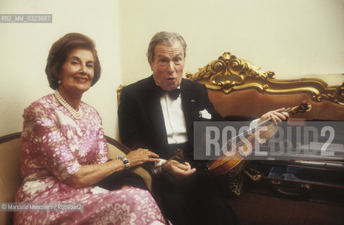 Venice 1986. Violinist Nathan Milstein and his wife Therese Weldon in his dressing room at La Fenice Theater / Venezia, 1986. Il violinista Nathan Milstein con sua moglie Therese Weldon nel suo camerino del Teatro La Fenice - ©Marcello Mencarini/Rosebud2