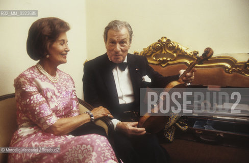 Venice 1986. Violinist Nathan Milstein and his wife Therese Weldon in his dressing room at La Fenice Theater / Venezia, 1986. Il violinista Nathan Milstein con sua moglie Therese Weldon nel suo camerino del Teatro La Fenice - ©Marcello Mencarini/Rosebud2