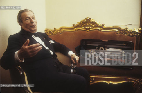 Venice 1986. Violinist Nathan Milstein in his dressing room at La Fenice Theater / Venezia, 1986. Il violinista Nathan Milstein nel suo camerino del Teatro La Fenice - ©Marcello Mencarini/Rosebud2