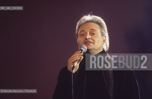 Vatican City, 1999. Italian pop singer Amedeo Minghi performing / Città del Vaticano, 1999. Il cantante Amedeo Minghi - ©Marcello Mencarini/Rosebud2