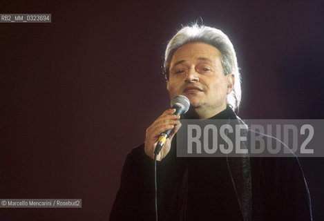 Vatican City, 1999. Italian pop singer Amedeo Minghi performing / Città del Vaticano, 1999. Il cantante Amedeo Minghi - ©Marcello Mencarini/Rosebud2