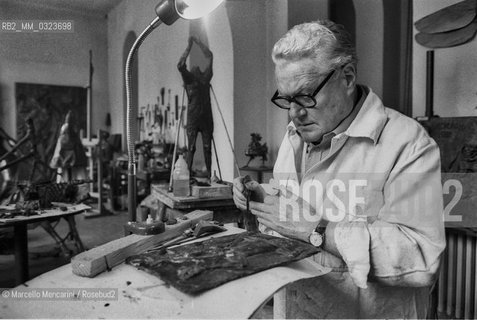 Milan, 1980. Italian sculptor Luciano Minguzzi in his Studio / Milano, 1981. Lo scultore Luciano Minguzzi nel suo studio - ©Marcello Mencarini/Rosebud2