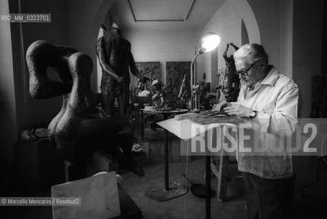 Milan, 1980. Italian sculptor Luciano Minguzzi in his Studio / Milano, 1981. Lo scultore Luciano Minguzzi nel suo studio - ©Marcello Mencarini/Rosebud2