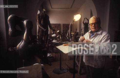 Milan, 1980. Italian sculptor Luciano Minguzzi in his Studio / Milano, 1981. Lo scultore Luciano Minguzzi nel suo studio - ©Marcello Mencarini/Rosebud2