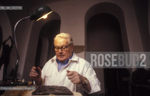 Milan, 1980. Italian sculptor Luciano Minguzzi in his Studio / Milano, 1981. Lo scultore Luciano Minguzzi nel suo studio - ©Marcello Mencarini/Rosebud2