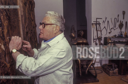 Milan, 1980. Italian sculptor Luciano Minguzzi in his Studio / Milano, 1981. Lo scultore Luciano Minguzzi nel suo studio - ©Marcello Mencarini/Rosebud2