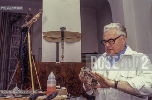 Milan, 1980. Italian sculptor Luciano Minguzzi in his Studio / Milano, 1981. Lo scultore Luciano Minguzzi nel suo studio - ©Marcello Mencarini/Rosebud2