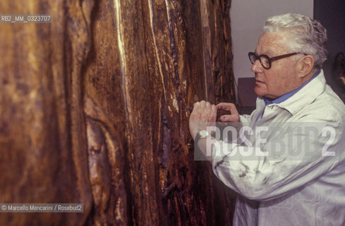 Milan, 1980. Italian sculptor Luciano Minguzzi in his Studio / Milano, 1981. Lo scultore Luciano Minguzzi nel suo studio - ©Marcello Mencarini/Rosebud2