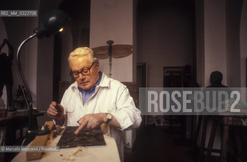 Milan, 1980. Italian sculptor Luciano Minguzzi in his Studio / Milano, 1981. Lo scultore Luciano Minguzzi nel suo studio - ©Marcello Mencarini/Rosebud2