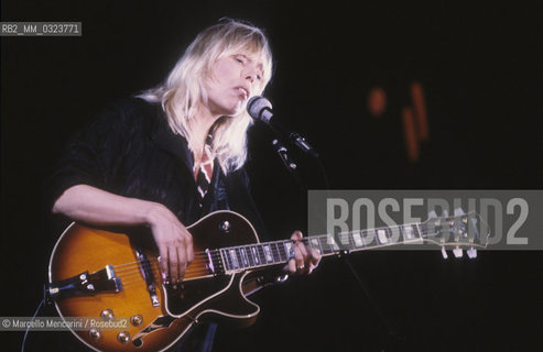 Canadian singer-songwriter Joni Mitchell performing (1983) / La cantautrice canadese  Joni Mitchell - ©Marcello Mencarini/Rosebud2