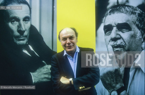 Italian publisher Leonardo Mondadori between the portraits of writers Dino Buzzati and Gabriel Garcia Marquez (about 1999) / Leditore Leonardo Mondadori tra i ritratti degli scrittori Dino Buzzati e Gabriel Garcia Marquez (1999 circa) - ©Marcello Mencarini/Rosebud2