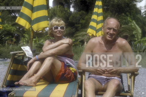 Giardini Naxos (Messina), 1986. Italian comedians Sandra Mondaini and Raimondo Vianello -at Giardini Naxos to participating in the National Award for Television Direction- on the beach of the Hilton Hotel / Giardini Naxos (Messina), 1986. Gli attori comici Sandra Mondaini e Raimondo Vianello -a Giardini Naxos per ricevere il Premio nazionale regia televisiva- sulla spiaggia dellHotel Hilton - ©Marcello Mencarini/Rosebud2