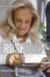 Venice Lido, about 1990. French actress Jeanne Moreau signining autographs / Lido di Venezia, 1990 circa. Lattrice Jeanne Moreau firma autografi - ©Marcello Mencarini/Rosebud2