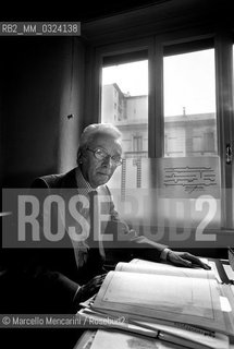 Milan, 1982. Italian designer Bruno Munari in his studio / Milano, 1982. Il designer Bruno Munari nel suo studio - ©Marcello Mencarini/Rosebud2