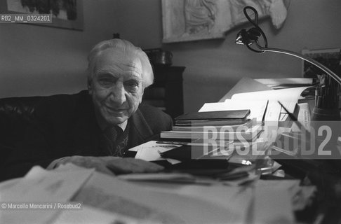 Milan, 1980. Italian psychologist Cesare Musatti in his studio / Milano, 1980. Lo psicologo Cesare Musatti nel suo studio - ©Marcello Mencarini/Rosebud2