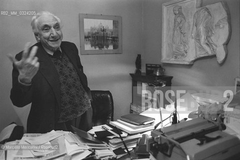 Milan, 1980. Italian psychologist Cesare Musatti in his studio / Milano, 1980. Lo psicologo Cesare Musatti nel suo studio - ©Marcello Mencarini/Rosebud2