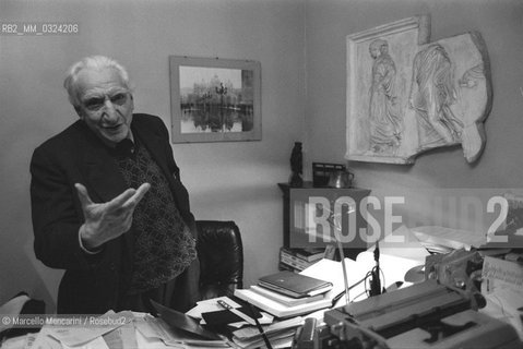 Milan, 1980. Italian psychologist Cesare Musatti in his studio / Milano, 1980. Lo psicologo Cesare Musatti nel suo studio - ©Marcello Mencarini/Rosebud2