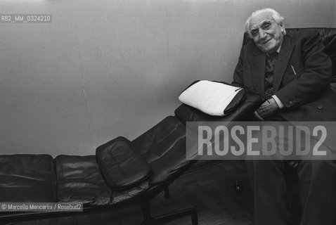 Milan, 1980. Italian psychologist Cesare Musatti in his studio / Milano, 1980. Lo psicologo Cesare Musatti nel suo studio - ©Marcello Mencarini/Rosebud2