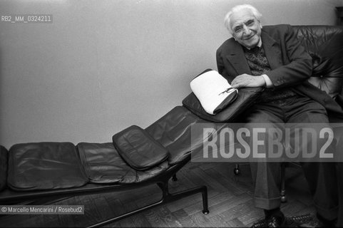 Milan, 1980. Italian psychologist Cesare Musatti in his studio / Milano, 1980. Lo psicologo Cesare Musatti nel suo studio - ©Marcello Mencarini/Rosebud2