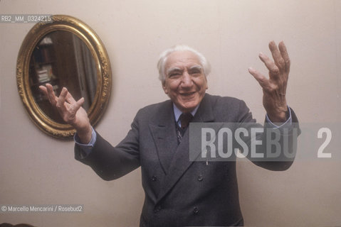 Milan, 1980. Italian psychologist Cesare Musatti in his studio / Milano, 1980. Lo psicologo Cesare Musatti nel suo studio - ©Marcello Mencarini/Rosebud2