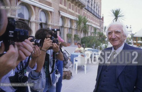 Venice Lido, Venice Film Festival 1987. Italian psychologist Cesare Musatti shot by photographers on the terrace of the Eìxcelsior Hotel / Lido di Venezia, Mostra del Cinema di Venezia 1987. Lo psicologo Cesare Musatti ripreso dai fotografi sulla terrazza dellHotel Excelsior - ©Marcello Mencarini/Rosebud2