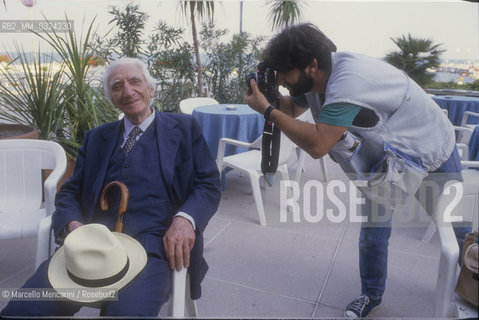 Venice Lido, Venice Film Festival 1987. Italian psychologist Cesare Musatti shot by a photographer / Lido di Venezia, Mostra del Cinema di Venezia 1987. Lo psicologo Cesare Musatti ripreso da un fotografo - ©Marcello Mencarini/Rosebud2