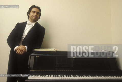 Florence, about 1980. Italian conductor Riccardo Muti in his dressing Room in the Teatro Comunale / Firenze, 1980 circa. Il direttore dorchestra Riccardo Muti nel suo camerino nel Teatro Comunale - ©Marcello Mencarini/Rosebud2