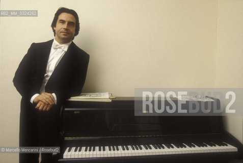 Florence, about 1980. Italian conductor Riccardo Muti in his dressing Room in the Teatro Comunale / Firenze, 1980 circa. Il direttore dorchestra Riccardo Muti nel suo camerino nel Teatro Comunale - ©Marcello Mencarini/Rosebud2