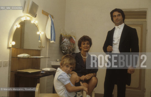 Florence, about 1980. Italian conductor Riccardo Muti in his dressing Room in the Teatro Comunale with his wife Cristina Mazzavillani Muti and his son Domenico / Firenze, 1980 circa. Il direttore dorchestra Riccardo Muti nel suo camerino nel Teatro Comunale con la moglie Cristina Mazzavillani Muti e il figlio Domenico - ©Marcello Mencarini/Rosebud2