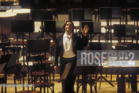 Music conductor Riccardo Muti on stage waving to the audience (1993) / Il direttore dorchestra Riccardo Muti sul palcoscenico mentre ringrazia il pubblico (1993) - ©Marcello Mencarini/Rosebud2