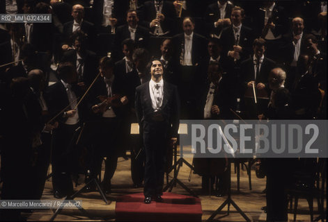 Venice, 1995.  Conductor Riccardo Muti and the Wiener Philharmoniker receive the applause of the audience at La Fenice Theater / Venezia, 1995. Il direttore dorchestra Riccardo Muti e i Wiener Philharmoniker ricevono lapplauso del pubblico al Teatro La Fenice - ©Marcello Mencarini/Rosebud2