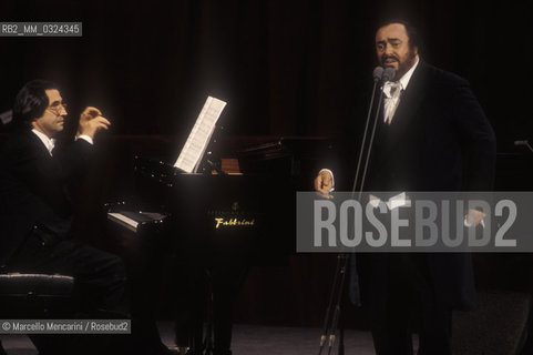 Forlì, December 22, 1995. Conductor Riccardo Muti performing at piano in a Recital with tenor Luciano Pavarotti / Forlì 22 dicembre, 1995. Il direttore dorchestra Riccardo Muti al piano durante un recital con Luciano Pavarotti - ©Marcello Mencarini/Rosebud2