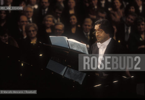 Forlì, December 22, 1995. Conductor Riccardo Muti performing at piano in a Recital with tenor Luciano Pavarotti / Forlì 22 dicembre, 1995. Il direttore dorchestra Riccardo Muti al piano durante un recital con Luciano Pavarotti - ©Marcello Mencarini/Rosebud2