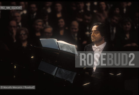 Forlì, December 22, 1995. Conductor Riccardo Muti performing at piano in a Recital with tenor Luciano Pavarotti / Forlì 22 dicembre, 1995. Il direttore dorchestra Riccardo Muti al piano durante un recital con Luciano Pavarotti - ©Marcello Mencarini/Rosebud2