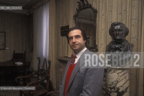 Venice, 1995. Music conductor Riccardo Muti in the house (Palazzo Vendramin Calergi) where Richard Wagner died in 1883. In the background, a bust of the German Composer  / Venezia, 1995. Il direttore dorchestra Riccardo Muti nella casa (Palazzo Vendramin Calergi) dove Richard Wagner morì nel 1883. Sullo sfondo, un busto del compositore tedesco - ©Marcello Mencarini/Rosebud2