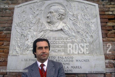 Venice,1995. Conductor Riccardo Muti in front of a commemorative stone dedicated to Richard Wagner on a wall of Palazzo Vendramin Calergi, where Wagner died in 1883 / Venezia, 1995. Il direttore dorchestra Riccardo Muti davanti a una lapide in memoria di Richard Wagner posta su un muro di Palazzo Vendramin Calergi, dove Wagner morì nel 1883 - ©Marcello Mencarini/Rosebud2