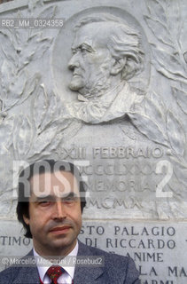 Venice,1995. Conductor Riccardo Muti in front of a commemorative stone dedicated to Richard Wagner on a wall of Palazzo Vendramin Calergi, where Wagner died in 1883 / Venezia, 1995. Il direttore dorchestra Riccardo Muti davanti a una lapide in memoria di Richard Wagner posta su un muro di Palazzo Vendramin Calergi, dove Wagner morì nel 1883 - ©Marcello Mencarini/Rosebud2