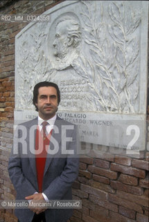 Venice,1995. Conductor Riccardo Muti in front of a commemorative stone dedicated to Richard Wagner on a wall of Palazzo Vendramin Calergi, where Wagner died in 1883 / Venezia, 1995. Il direttore dorchestra Riccardo Muti davanti a una lapide in memoria di Richard Wagner posta su un muro di Palazzo Vendramin Calergi, dove Wagner morì nel 1883 - ©Marcello Mencarini/Rosebud2