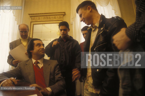 Venice, La Fenice Theater, 1995. Conductor Riccardo Muti with some students of the Academy of Music / Venezia, Teatro La Fenice, 1995. Il direttore dorchestra Riccardo Muti con alcuni studenti del conservatorio - ©Marcello Mencarini/Rosebud2