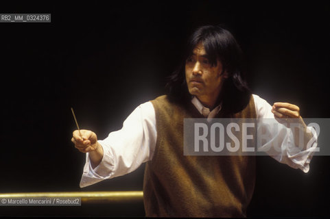 Rome, 1999. American conductor Kent Nagano performing a rehearsal / Roma, 1999. Il direttore dorchestra Kent Nagano mentre dirige una prova - ©Marcello Mencarini/Rosebud2