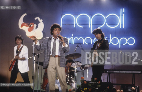 Naples, 1986. Italian pop singer Gianni nazzaro performing at Neapolitan music festival Napoli prima e dopo (Naples before and after) / Napoli, 1986. Il cantante Gianni Nazzaro al festival della canzone napoletana Napoli prima e dopo - ©Marcello Mencarini/Rosebud2