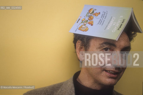 Lucca, 1984. Italian cartoonist Luca Novelli with one of his comic books on head / Lucca, 1984. Il disegnatore di fumetti Luca Novelli con uno dei suoi libri sulla testa - ©Marcello Mencarini/Rosebud2