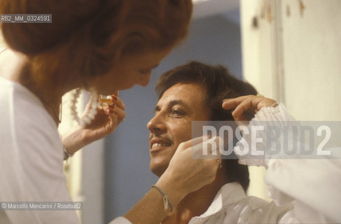 Pesaro, Rossini Opera Festival 1984. Italian opera singer baritone Leo Nucci in his dressing room before performing in Il viaggio a Reims (The Jorney to Reims) by Gioacchino Rossini / Pesaro, Rossini Opera Festival 1984. Il cantante lirico Leo Nucci nel suo camerino prima di cantare in Il viaggio a Reims di Gioacchino Rossini - ©Marcello Mencarini/Rosebud2