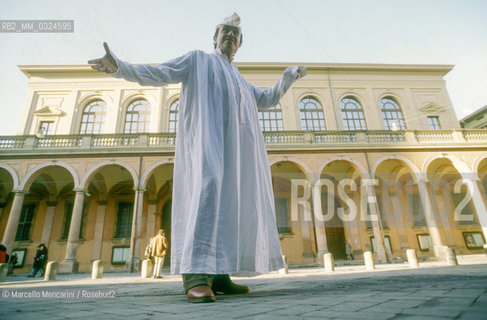 Italian opera singer baritone Leo Nucci in front of Teatro Municipale in Bologna (1993) / Il baritono Leo Nucci davanti al Teatro municipale di Bologna (1993) - ©Marcello Mencarini/Rosebud2