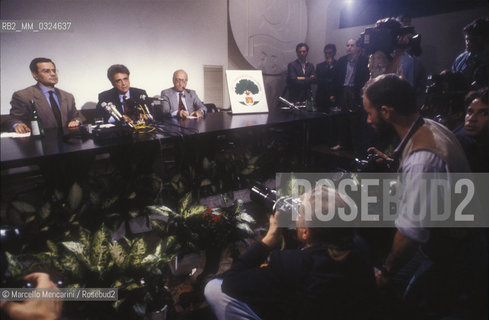 Rome, October 10, 1990 Secretary of Italian Communist Party Achille Occhetto presents the new symbol of the PCI-PDS Party (Italian Communist Party-Democratic Party of the Left) / Roma, 10 ottobre 1990. Il segretario del Partito Comunista Italiano Achille Occhetto presenta il nuovo simbolo del PCI-PDS (Partito Comunista Italiano-Partito Democratico della Sinistra) - ©Marcello Mencarini/Rosebud2