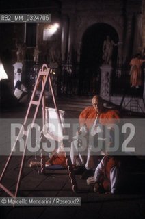 Venice Arsenale, 1985. Swedish-American artist Claes Oldenburg during his performance Knife Ship I / Arsenale di Venezia, 1985. Lartista Claes Oldenburg durante la sua performance Knife Ship I  - ©Marcello Mencarini/Rosebud2