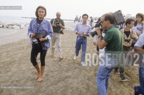 Venice Lido, Venice Film Festival 1988. Photographer take pictures of Swedish actress Lena Olin, member of the jury Festival, on the Lido beach / Lido di Venezia, Mostra del Cinema di Venezia 1988. I fotografi ritraggono lattrice svedese Lena Olin, membro della giuria, sulla spiaggia del Lido - ©Marcello Mencarini/Rosebud2