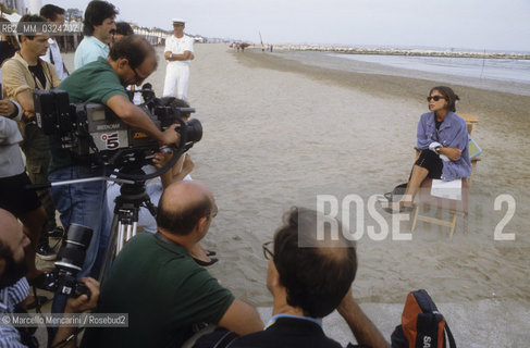 Venice Lido, Venice Film Festival 1988. Photographer take pictures of Swedish actress Lena Olin, member of the jury Festival, on the Lido beach / Lido di Venezia, Mostra del Cinema di Venezia 1988. I fotografi ritraggono lattrice svedese Lena Olin, membro della giuria, sulla spiaggia del Lido - ©Marcello Mencarini/Rosebud2